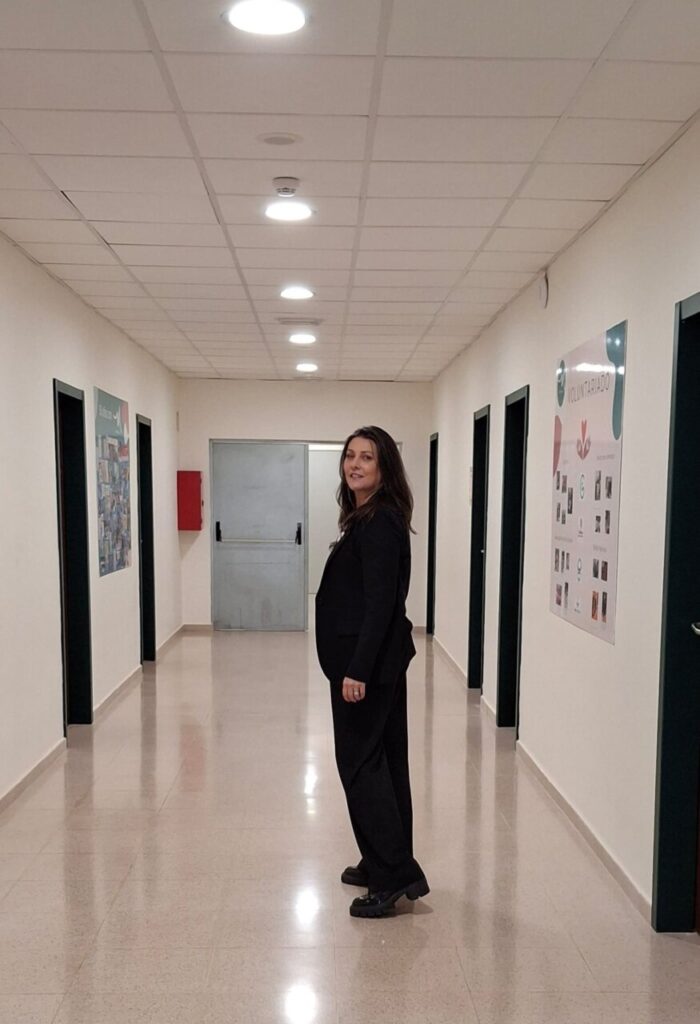 Silvina Barrera posando en un pasillo con paredes blancas