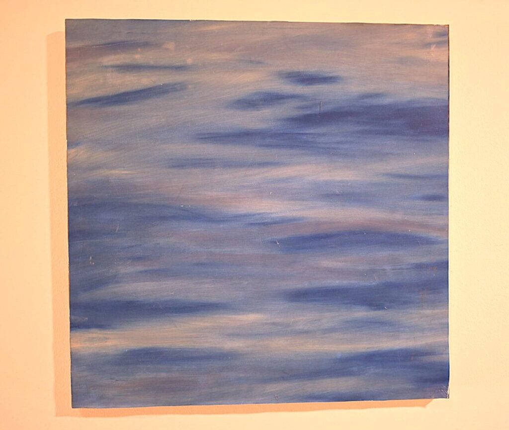 Pintura abstracta en tonos azules que evoca el agua