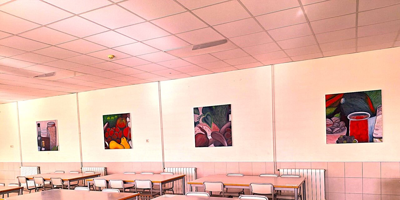 Mural de arte en un comedor con pinturas de frutas y botellas