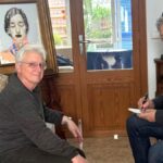 Rafael Palma y un amigo conversando en su estudio en Porto Cristo.