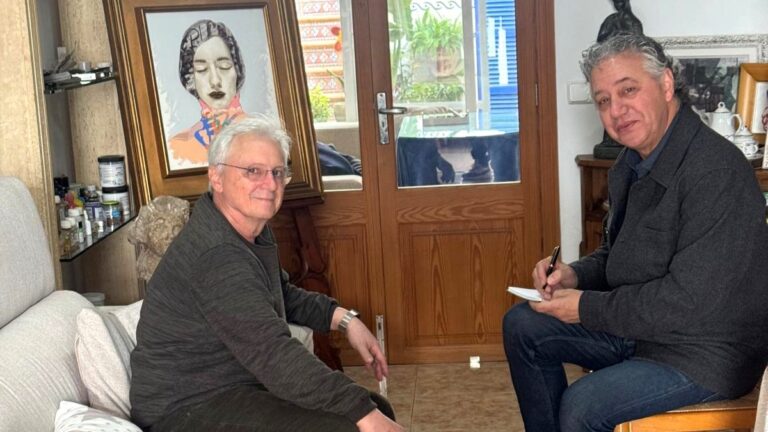Rafael Palma y un amigo conversando en su estudio en Porto Cristo.