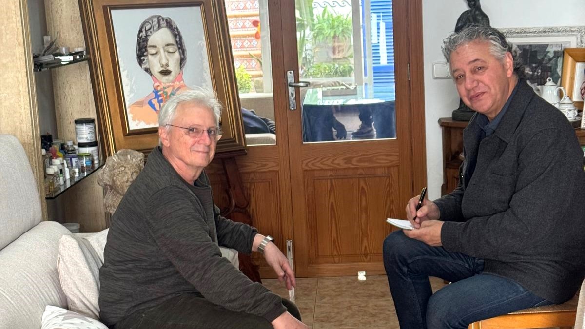 Rafael Palma y un amigo conversando en su estudio en Porto Cristo.
