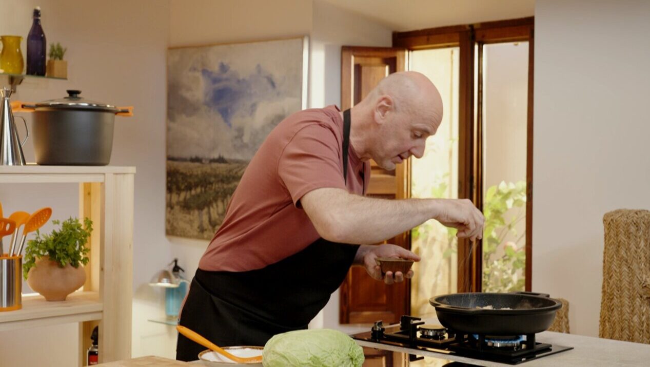 Chef Tomeu Caldentey cocinando en un programa de televisi&oacute;n.