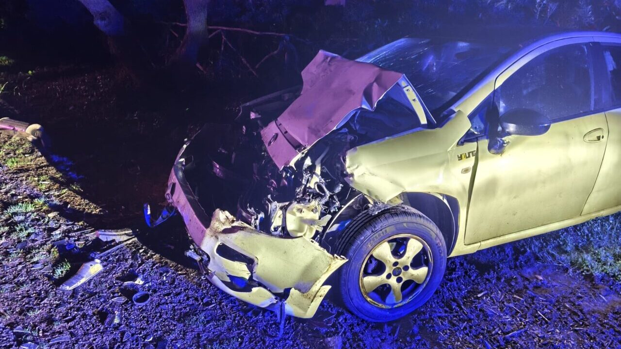 Un conductor provoca un aparatoso accidente en Alc&uacute;dia y se fuga a pie