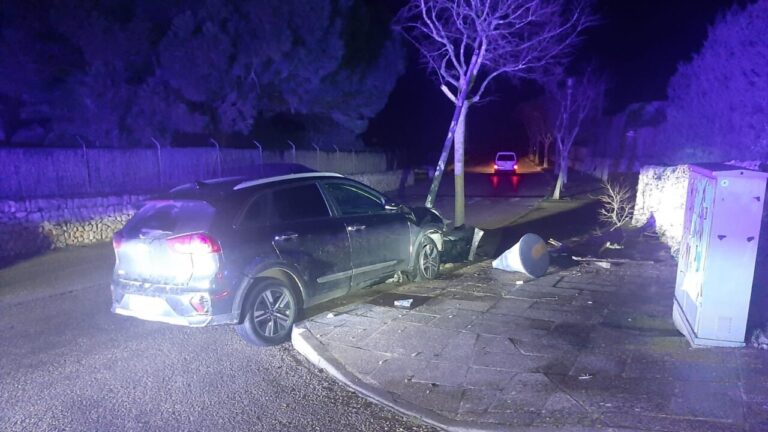 Una conductora, denunciada por estrellar su coche borracha en Alcúdia