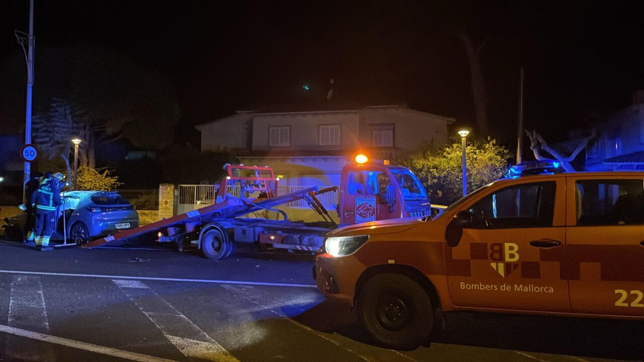 Vehículo accidentado y camión de bomberos en la carretera de Alcúdia