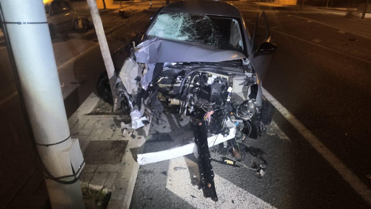 Buscan a dos personas que huyeron tras sufrir un aparatoso accidente de tr&aacute;fico