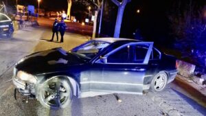Coche negro da&ntilde;ado tras chocar contra un &aacute;rbol en Alc&uacute;dia