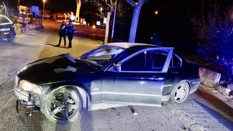 Coche negro da&ntilde;ado tras chocar contra un &aacute;rbol en Alc&uacute;dia