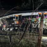 Accidente de tren en G&eacute;lida, Barcelona, con personal de emergencia en la escena.
