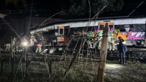 Accidente de tren en G&eacute;lida, Barcelona, con personal de emergencia en la escena.