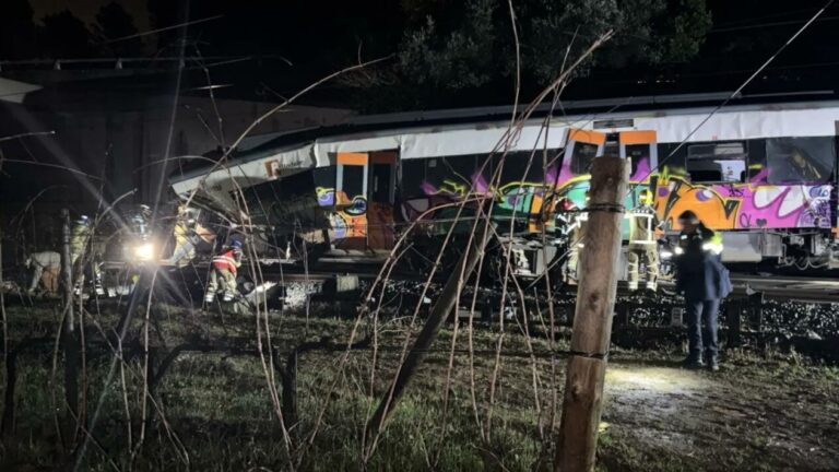Accidente de tren en G&eacute;lida, Barcelona, con personal de emergencia en la escena.
