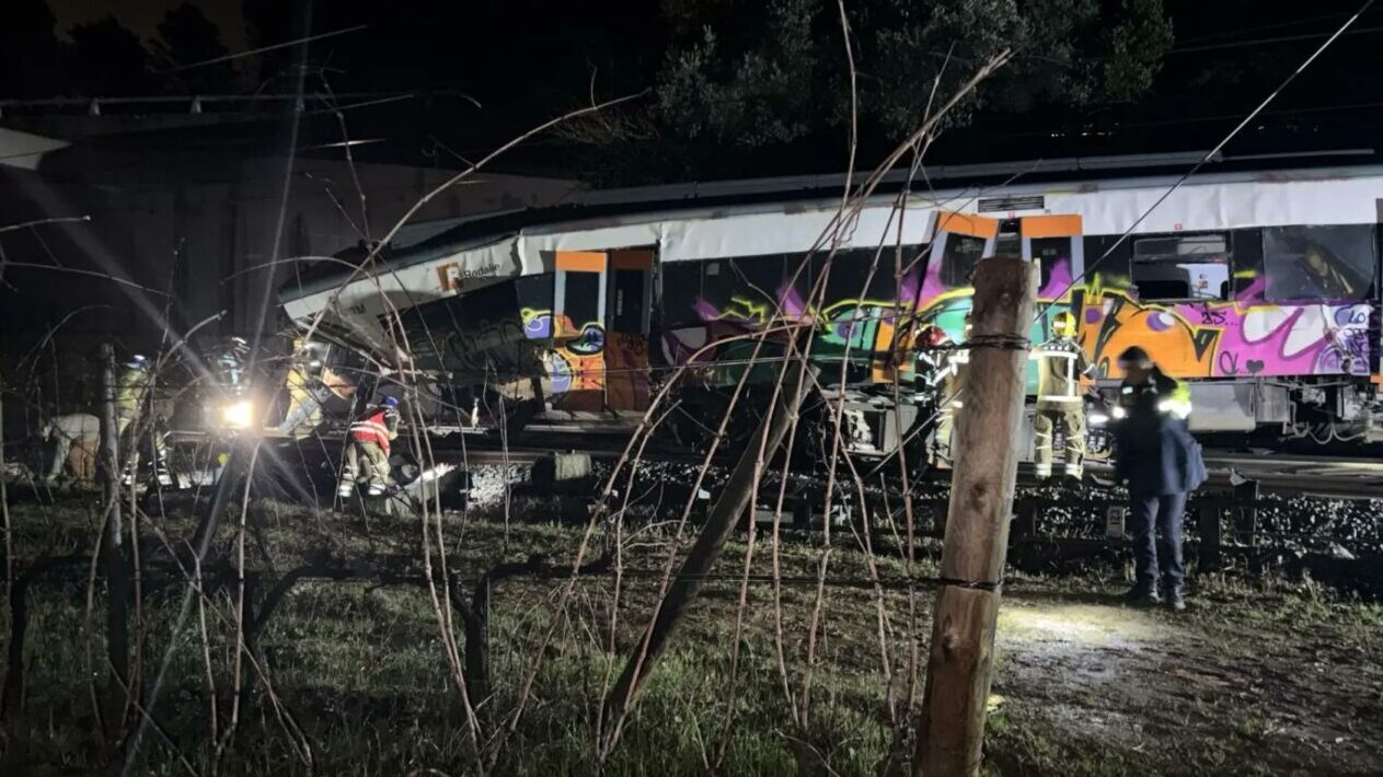 Accidente de tren en G&eacute;lida, Barcelona, con personal de emergencia en la escena.