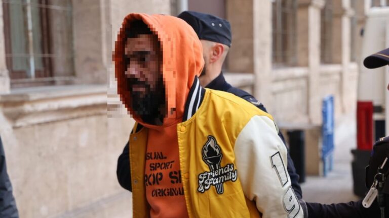 Hombre acusado de crimen machista siendo escoltado por la policía