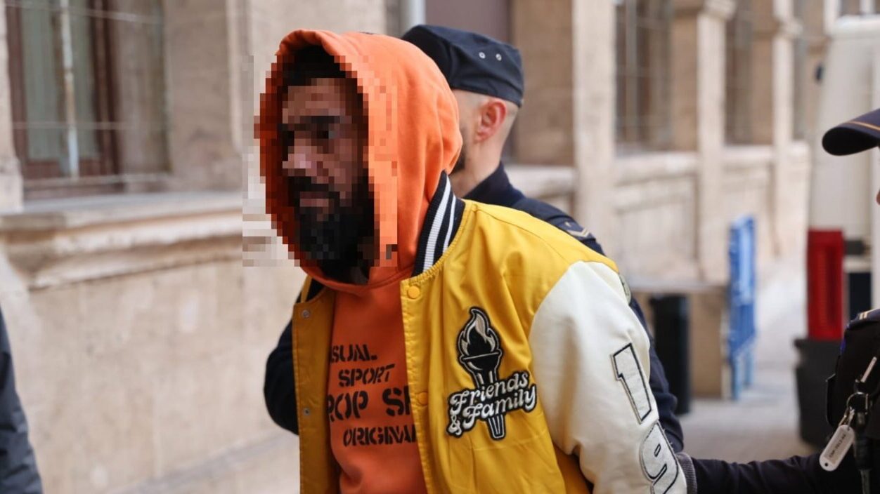 Hombre acusado de crimen machista siendo escoltado por la polic&iacute;a