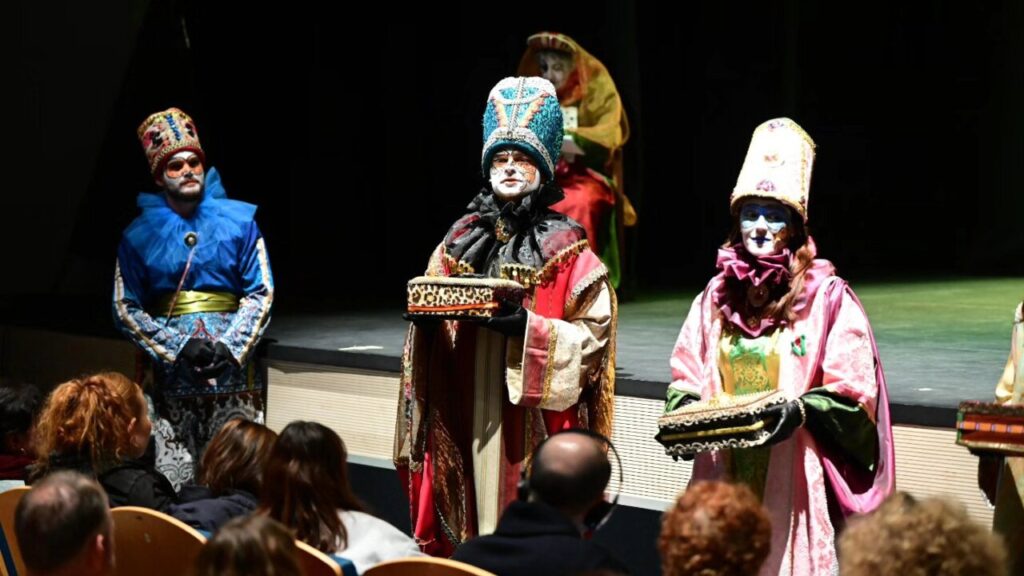 Representaci&oacute;n de la Adoraci&oacute;n de los Tres Reyes en Palma con actores caracterizados.