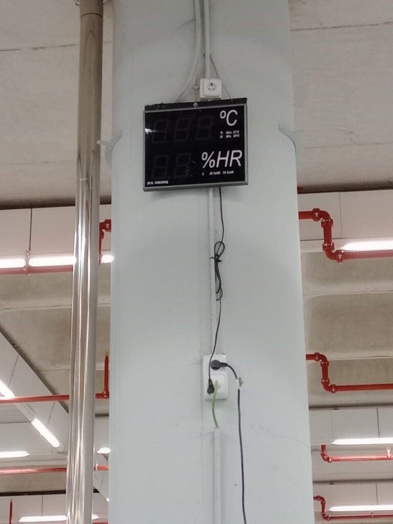 Term&oacute;metro digital mostrando temperatura en un aeropuerto fr&iacute;o