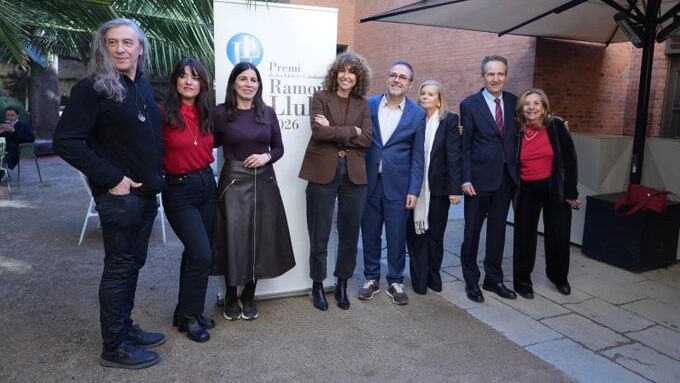 Agn&egrave;s Marqu&egrave;s con el jurado del Premi Ramon Llull 2026 en un evento literario