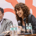 Agn&egrave;s Marqu&egrave;s sonriente durante un evento literario