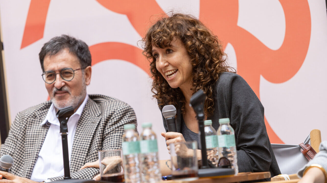 Agn&egrave;s Marqu&egrave;s sonriente durante un evento literario