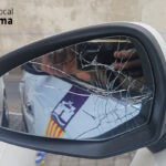 Retrovisor dañado de un taxi tras agresión en Palma