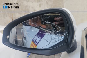 Retrovisor da&ntilde;ado de un taxi tras agresi&oacute;n en Palma
