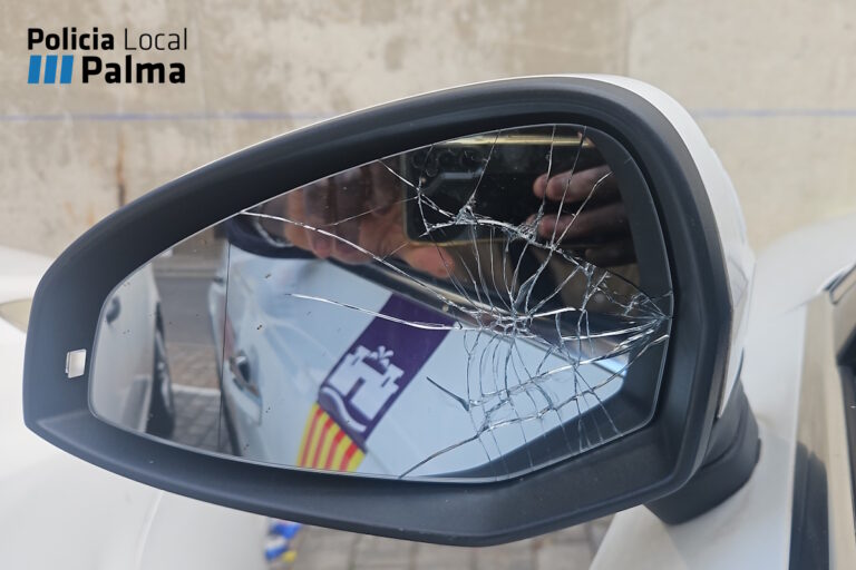 Retrovisor dañado de un taxi tras agresión en Palma