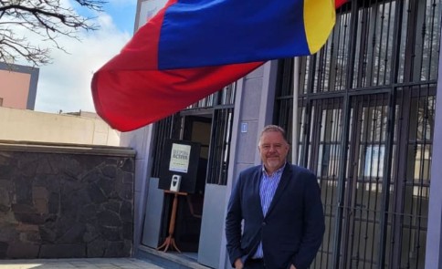 Agust&iacute;n Rodr&iacute;guez posando frente a la embajada de Venezuela con la bandera