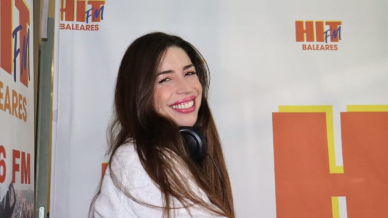 Alba Serrano sonriendo en estudio de HIT FM Baleares