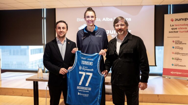 Alba Torrens presenta su incorporaci&oacute;n al equipo Azulmarino con una camiseta