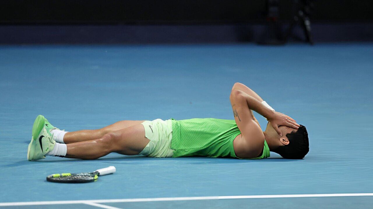 Alcaraz tumba a Zverev en un partido de infarto y jugar&aacute; su primera final del Open de Australia