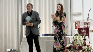 Ceremonia de homenaje a Francesc Antich en Algaida con flores y premios.