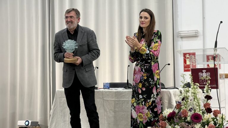 Ceremonia de homenaje a Francesc Antich en Algaida con flores y premios.