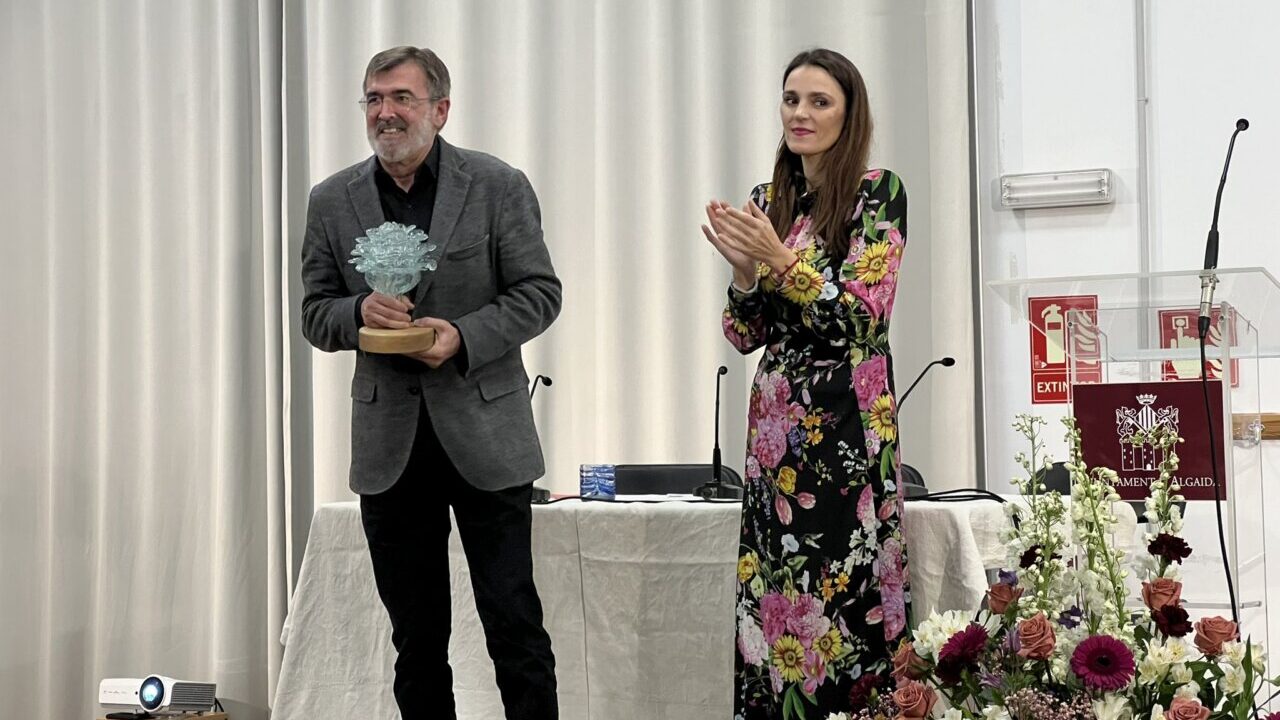 Ceremonia de homenaje a Francesc Antich en Algaida con flores y premios.