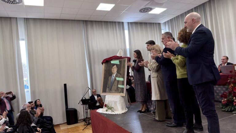 Ceremonia de homenaje a Francesc Antich en Algaida con retrato