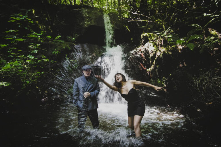 Amaral en un entorno natural junto a una cascada