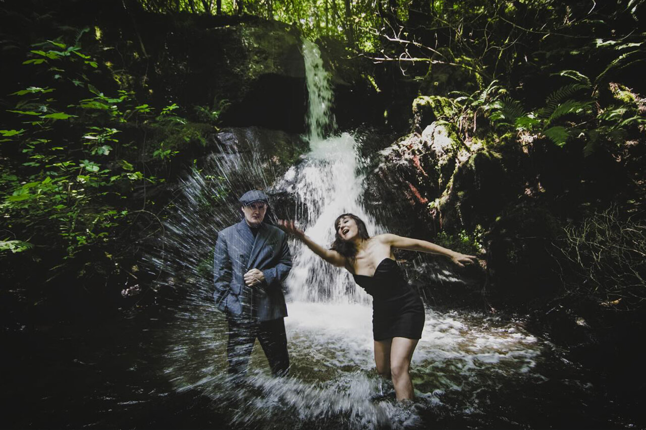 Amaral en un entorno natural junto a una cascada