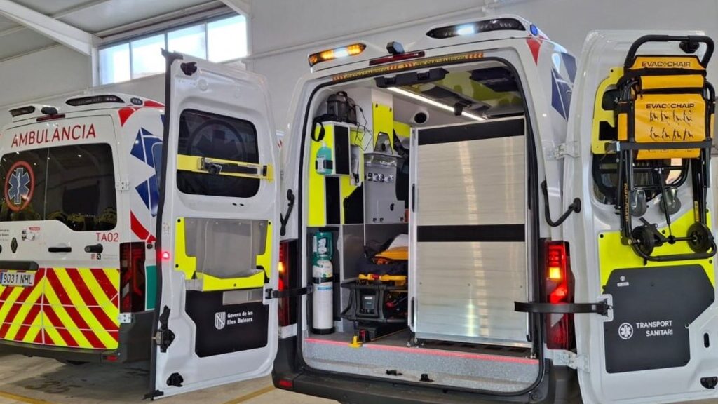 Interior de una ambulancia nueva del Gsaib con equipo m&eacute;dico visible