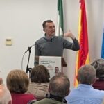 Antonio Ma&iacute;llo hablando en un evento pol&iacute;tico con p&uacute;blico