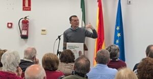 Antonio Ma&iacute;llo hablando en un evento pol&iacute;tico con p&uacute;blico