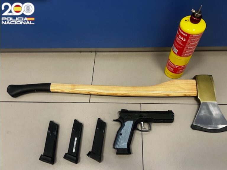 Hacha, pistola de airsoft y bombona de gas incautadas por la polic&iacute;a