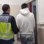 Agente de policía arrestando a un sospechoso en un incidente violento