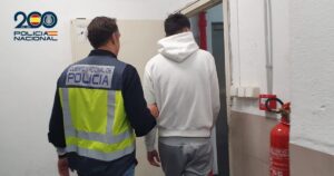 Agente de polic&iacute;a arrestando a un sospechoso en un incidente violento