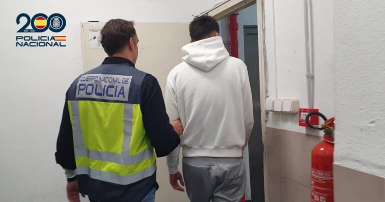 Agente de policía arrestando a un sospechoso en un incidente violento