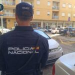 Polic&iacute;a Nacional en una calle de Palma durante un arresto.