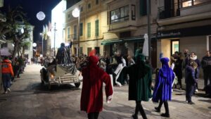 Celebraci&oacute;n de la llegada de los Reyes Magos en Santany&iacute; con un ambiente festivo.