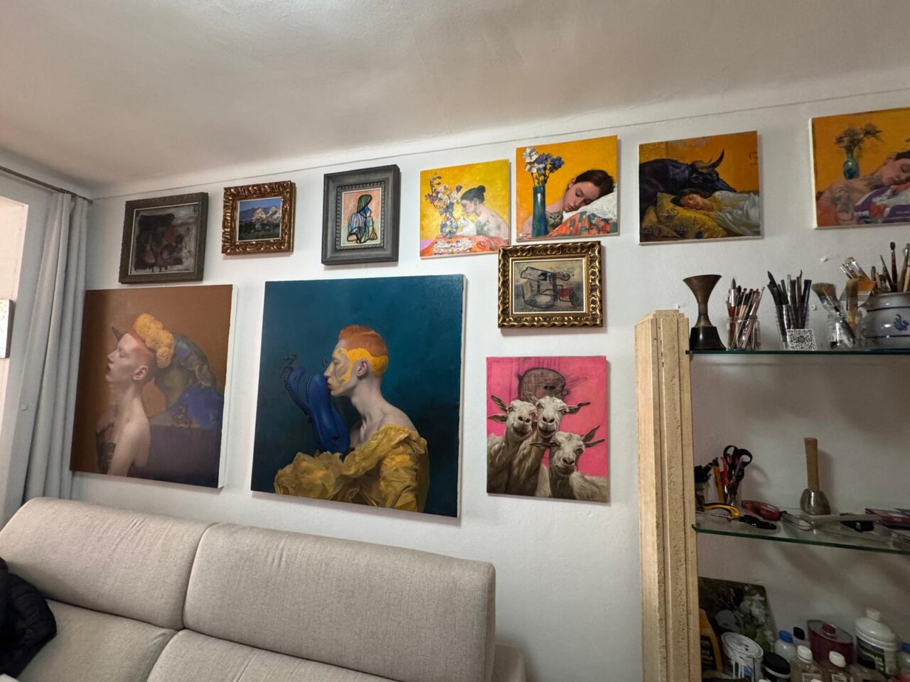 Pared con varias obras de arte en el estudio de Rafael Palma