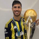 Marco Asensio sosteniendo el trofeo de la Supercopa de Turqu&iacute;a