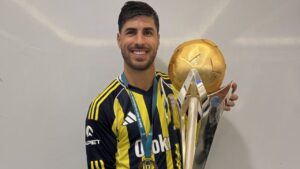 Marco Asensio sosteniendo el trofeo de la Supercopa de Turqu&iacute;a