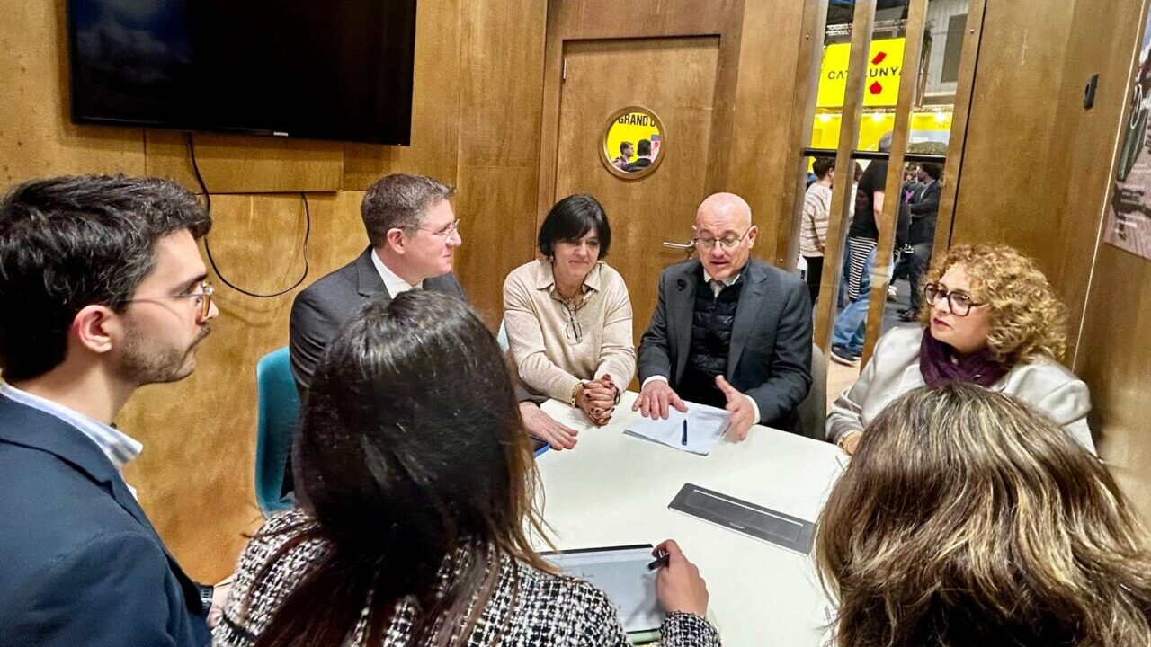 Reuni&oacute;n sobre turismo sostenible en Fitur 2026 con representantes de Baleares.